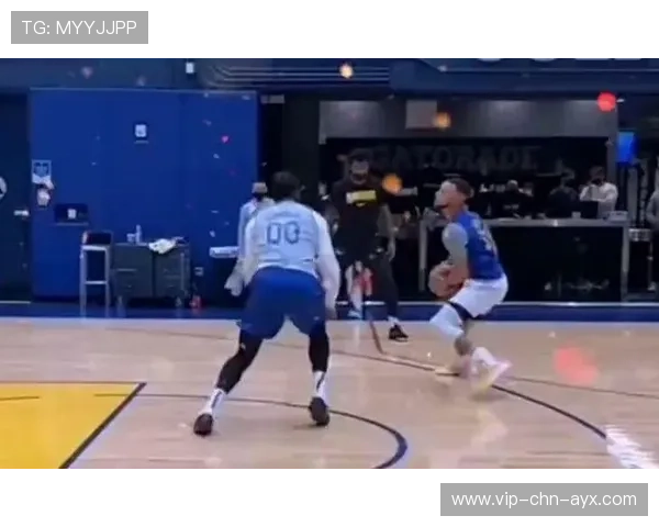 库里假动作晃开防守 库里假动作晃开防守